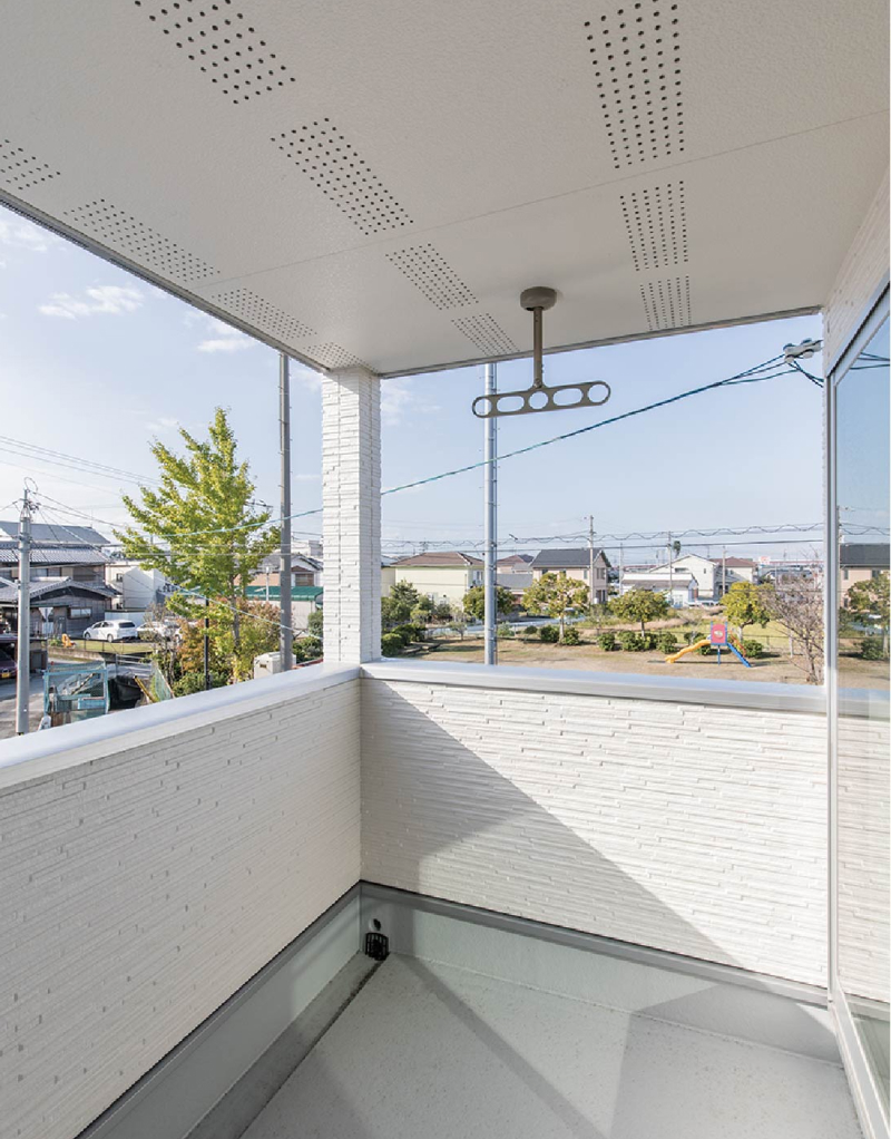 奥行のある屋根付きスカイバルコニー